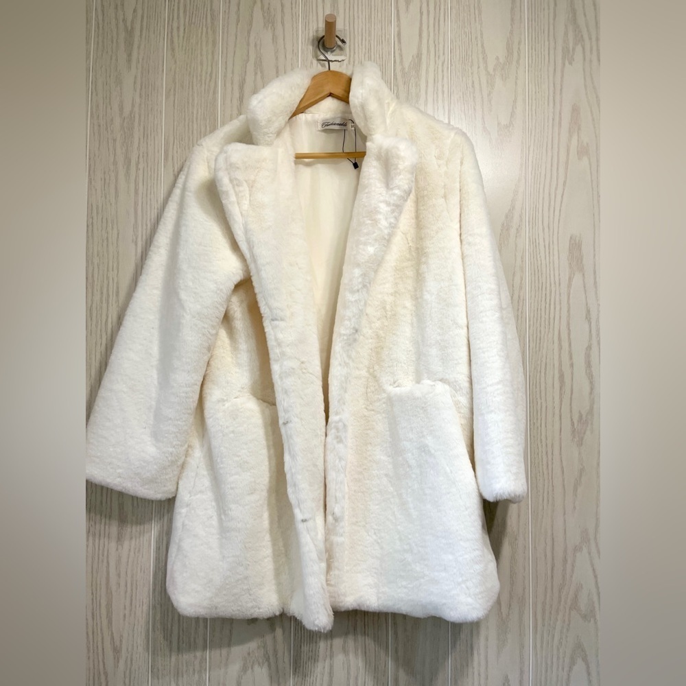 Faux Fur Jacket Fashionable White Fur Coat Size 3XL but fits like USA M/L NWOT
